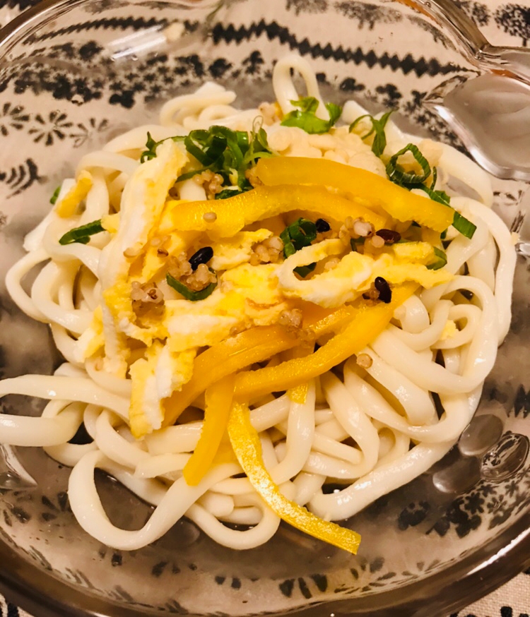 パプリカと薄焼き卵の冷やしぶっかけうどん