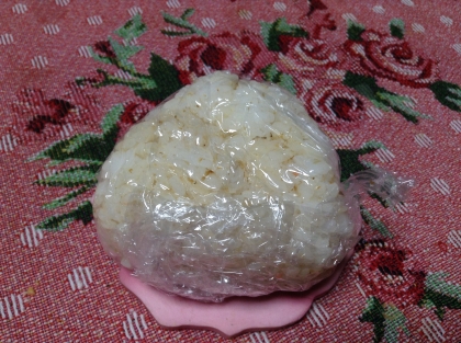 こんばんは♡すり胡麻と粉チーズが香ばしくて鰹風味がとっても美味しいおにぎり♪自分では絶対に思いつかないコラボだわぁ♡いつも素敵レシピ有難う〜(*^_^*)