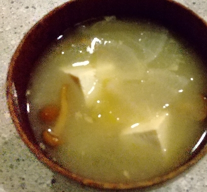 久々になめこを買ったので、早速お味噌汁を作りたくてレシピを探して見つけました♥️大根とお豆腐との相性もバッチリでとっても美味しかったです♪(v^ー°)