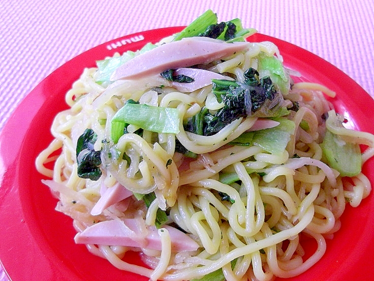 ＊べか菜と魚肉ソーセージの醤油焼きそば＊