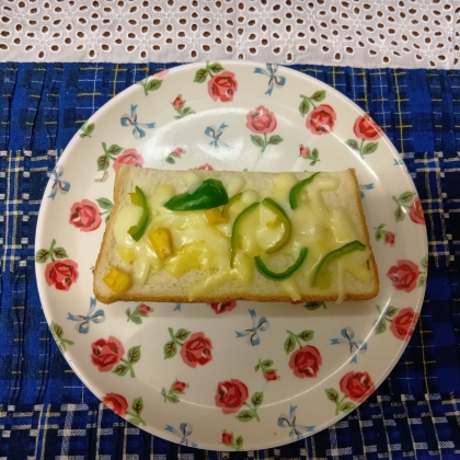 ミックスビーンズとパプリカとチーズのトースト