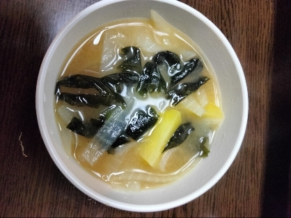 じゃがいも、たまねぎ、わかめ、のお味噌汁