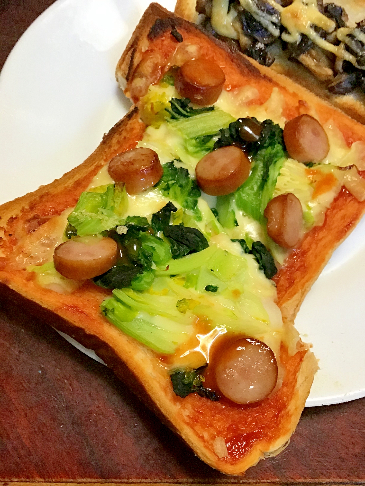 かき菜とウインナーのピザトースト。