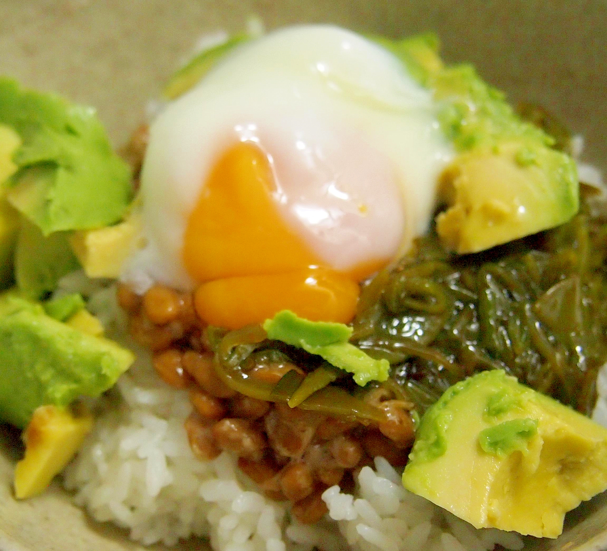 納豆めかぶアボカド温玉丼