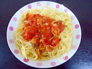 ベーコンとキノコのトマトソースパスタ