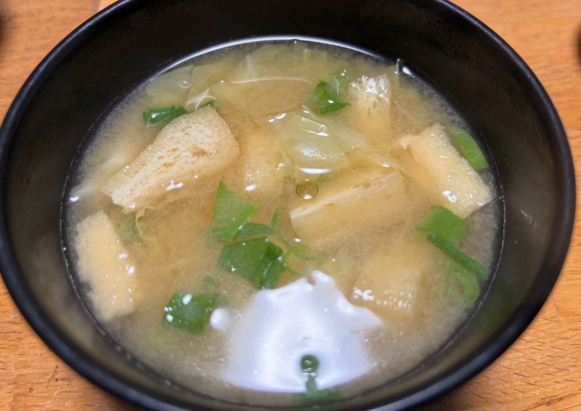 キャベツ　薄揚げ　味噌汁