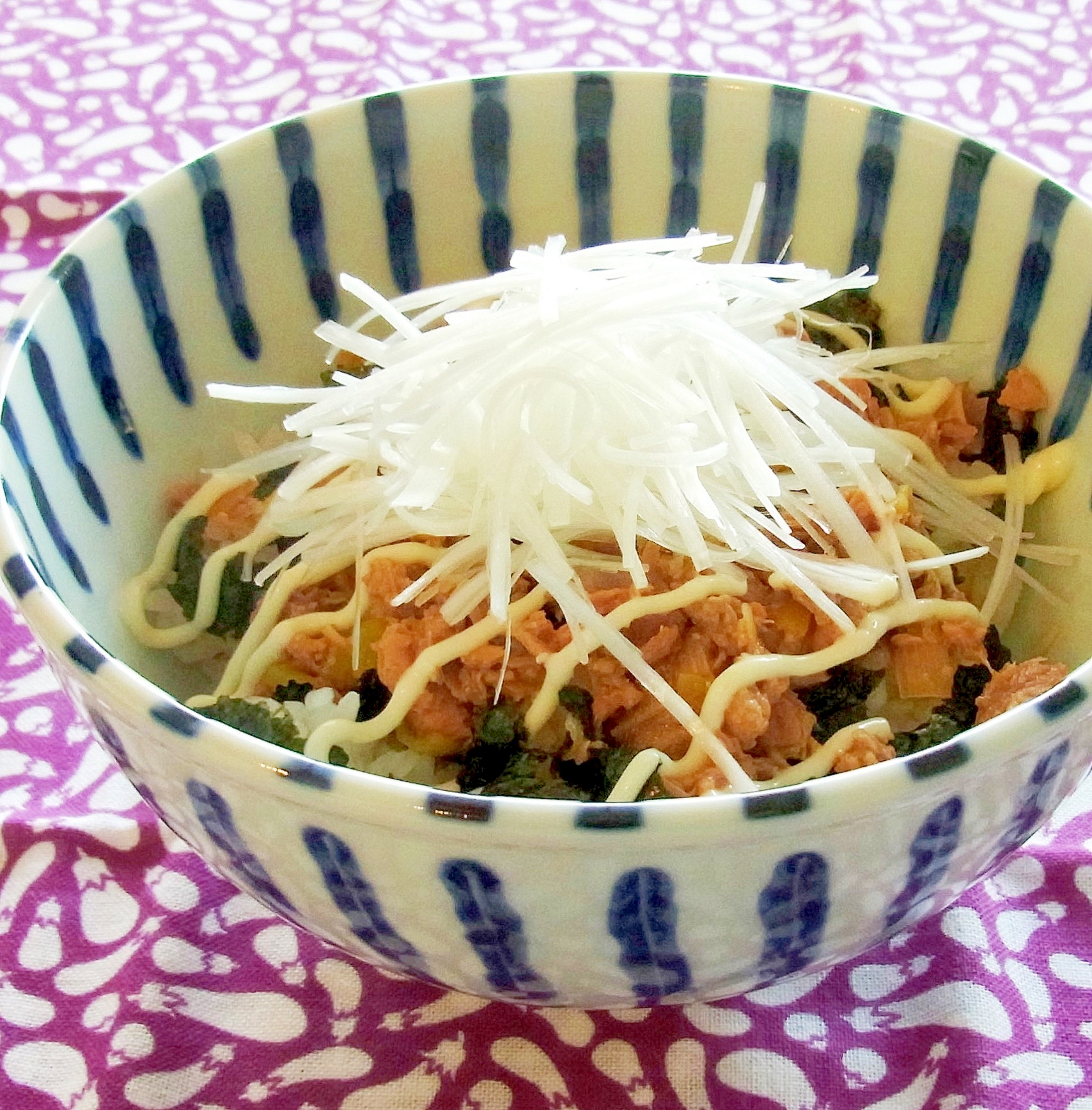 鮭の中骨缶で♪鮭のねぎマヨ丼