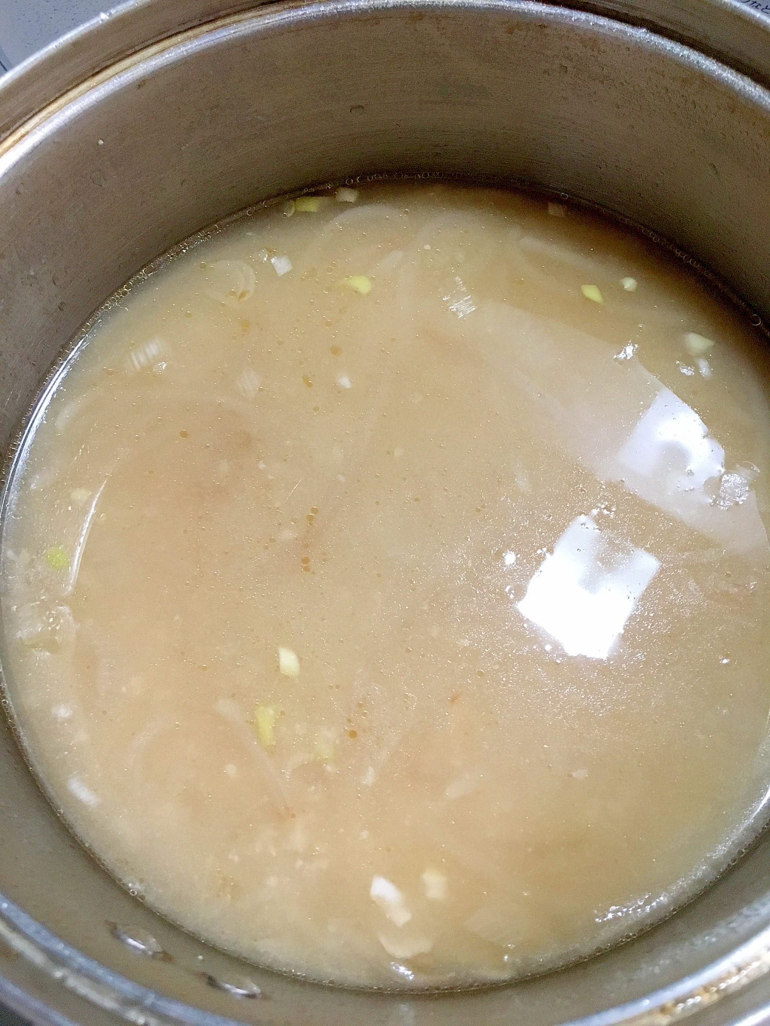 もやしと玉ねぎの味噌スープ