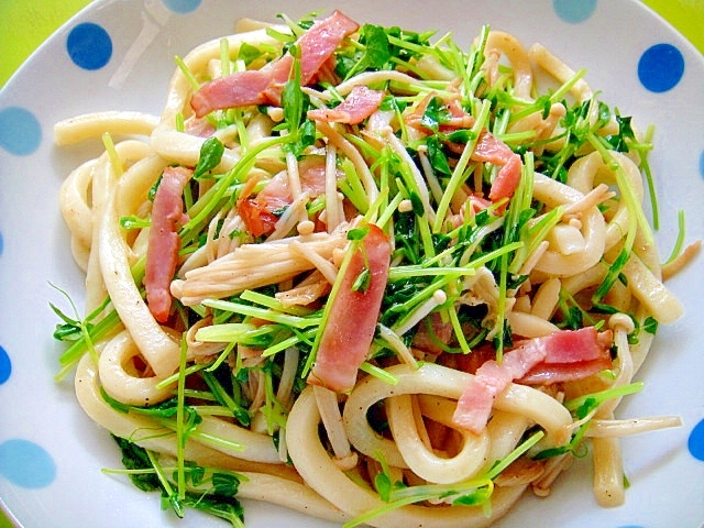 豆苗とえのきベーコンの焼きうどん