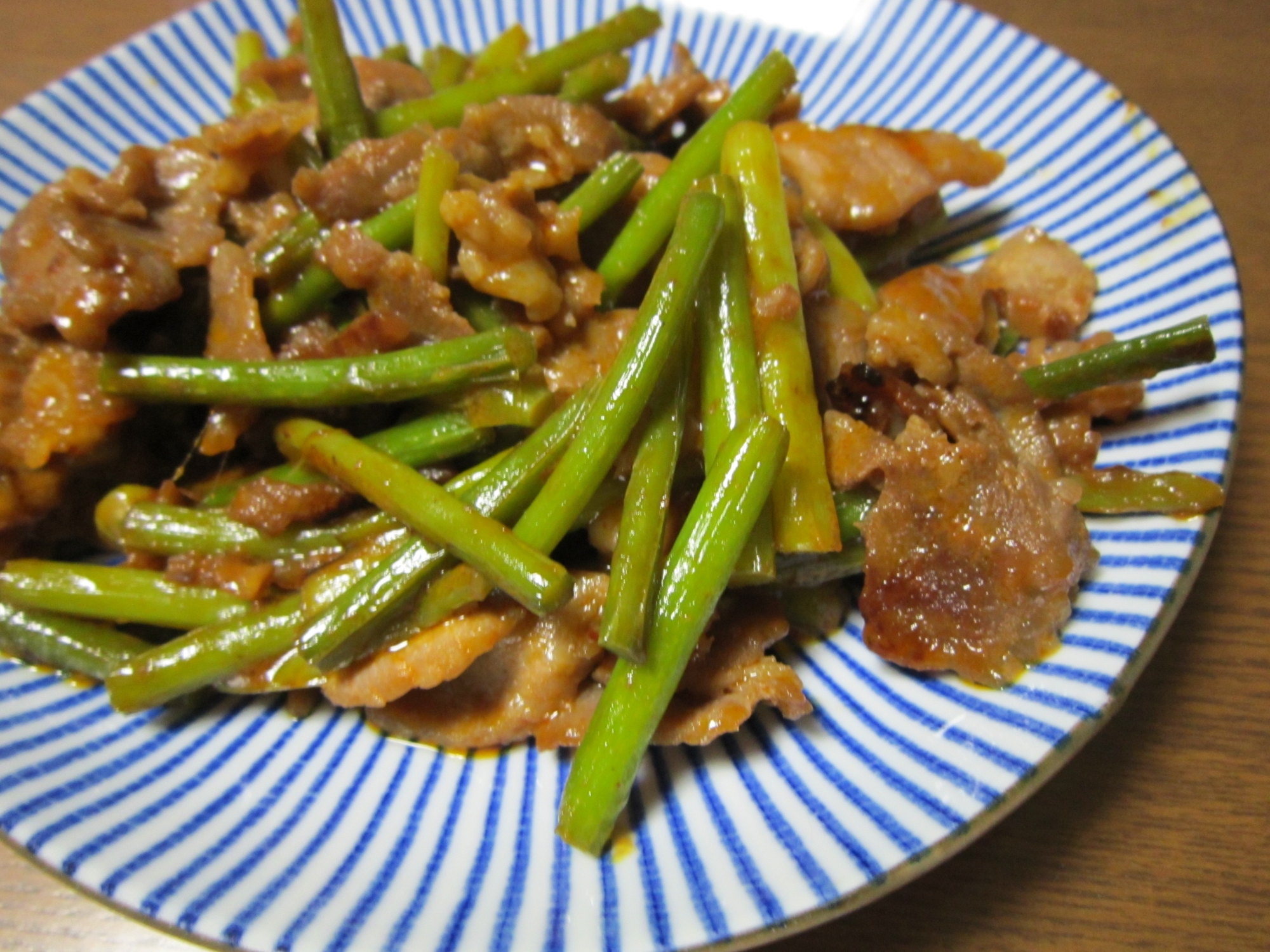 豚肉とニンニク茎の炒め物