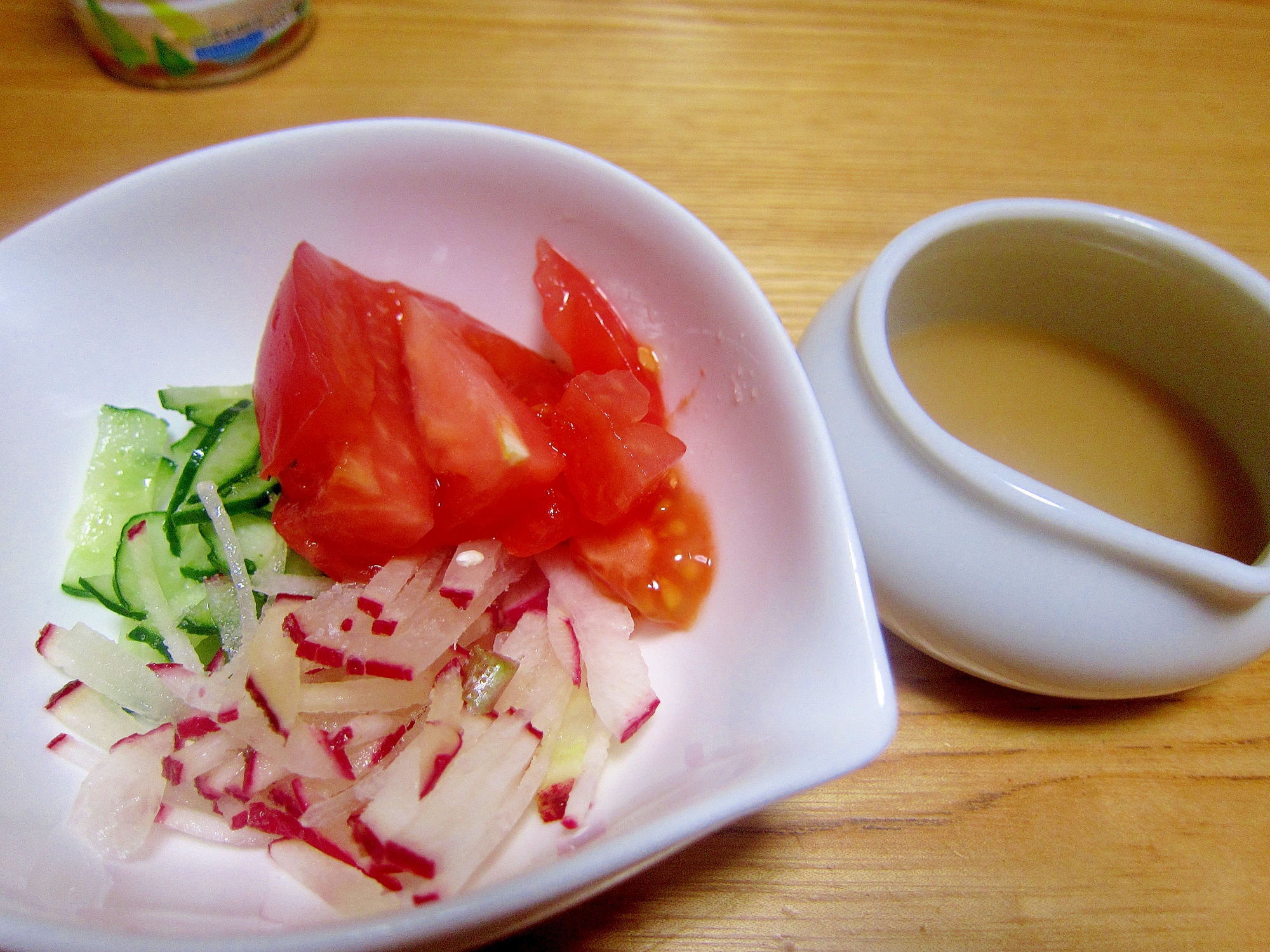 トマト胡瓜ラディッシュのドレッシングサラダ