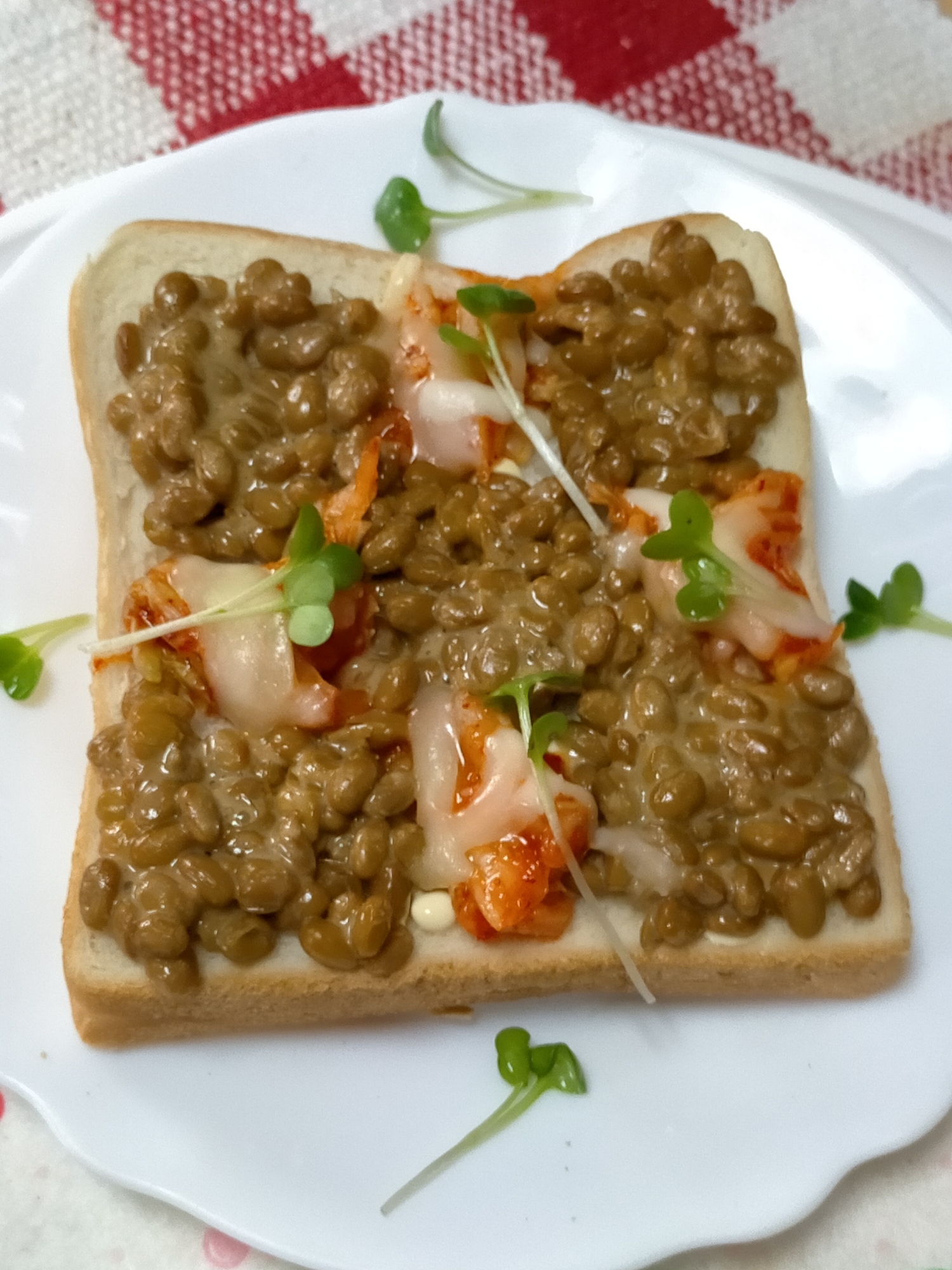 納豆大好き♡チーズキムチとカイワレ大根添えトースト