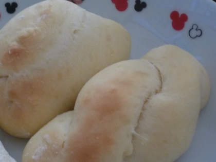 ホームベーカリーで食パン以外のパンは初体験です！
形成がヘタッピでスミマセン…。。
でも味はばっちり！
食べすぎちゃいますよ～＾＾: