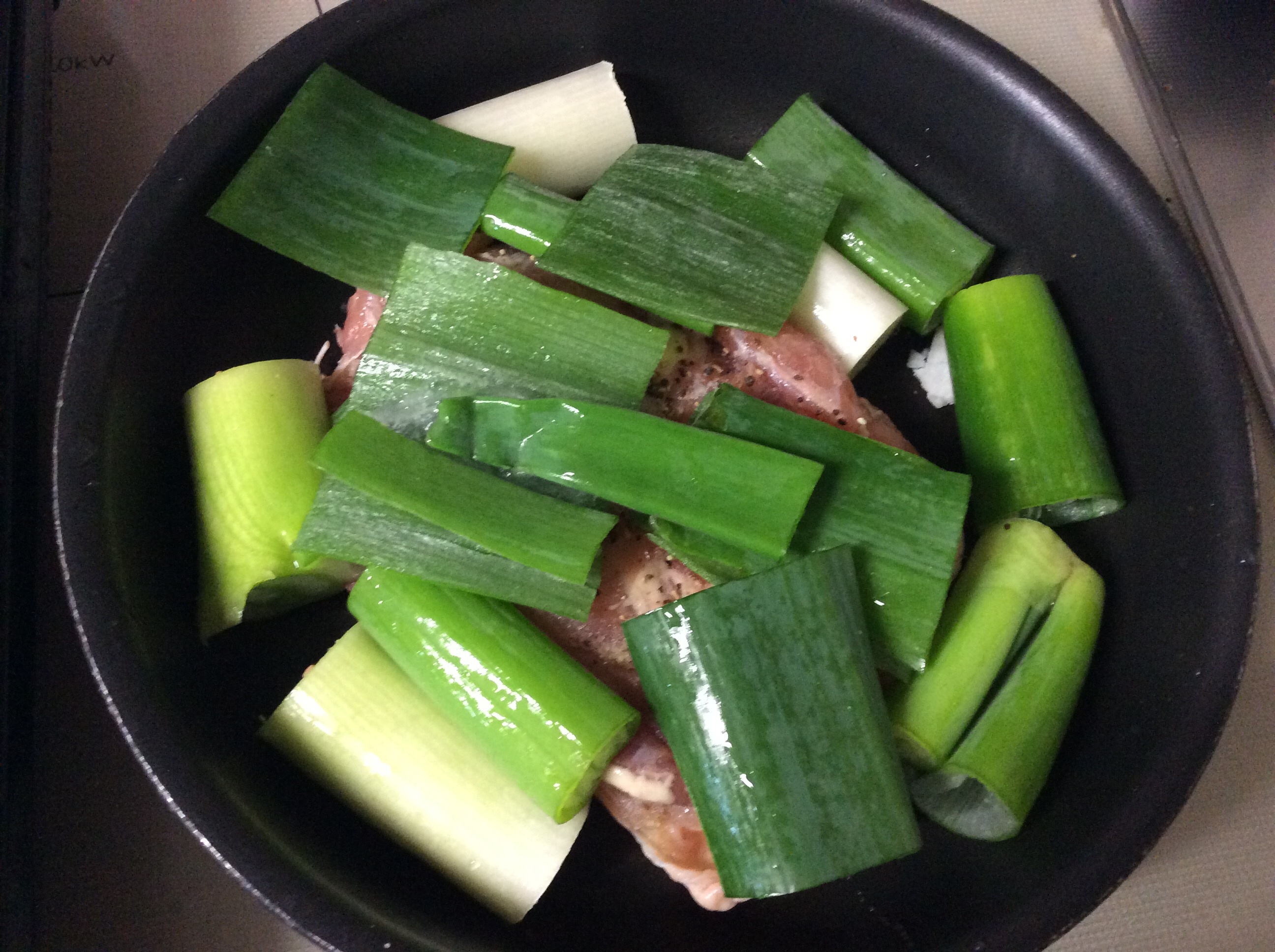 重しをかけて焼く鶏モモステーキ チリソース味 レシピ 作り方 By あんぱん34号 楽天レシピ