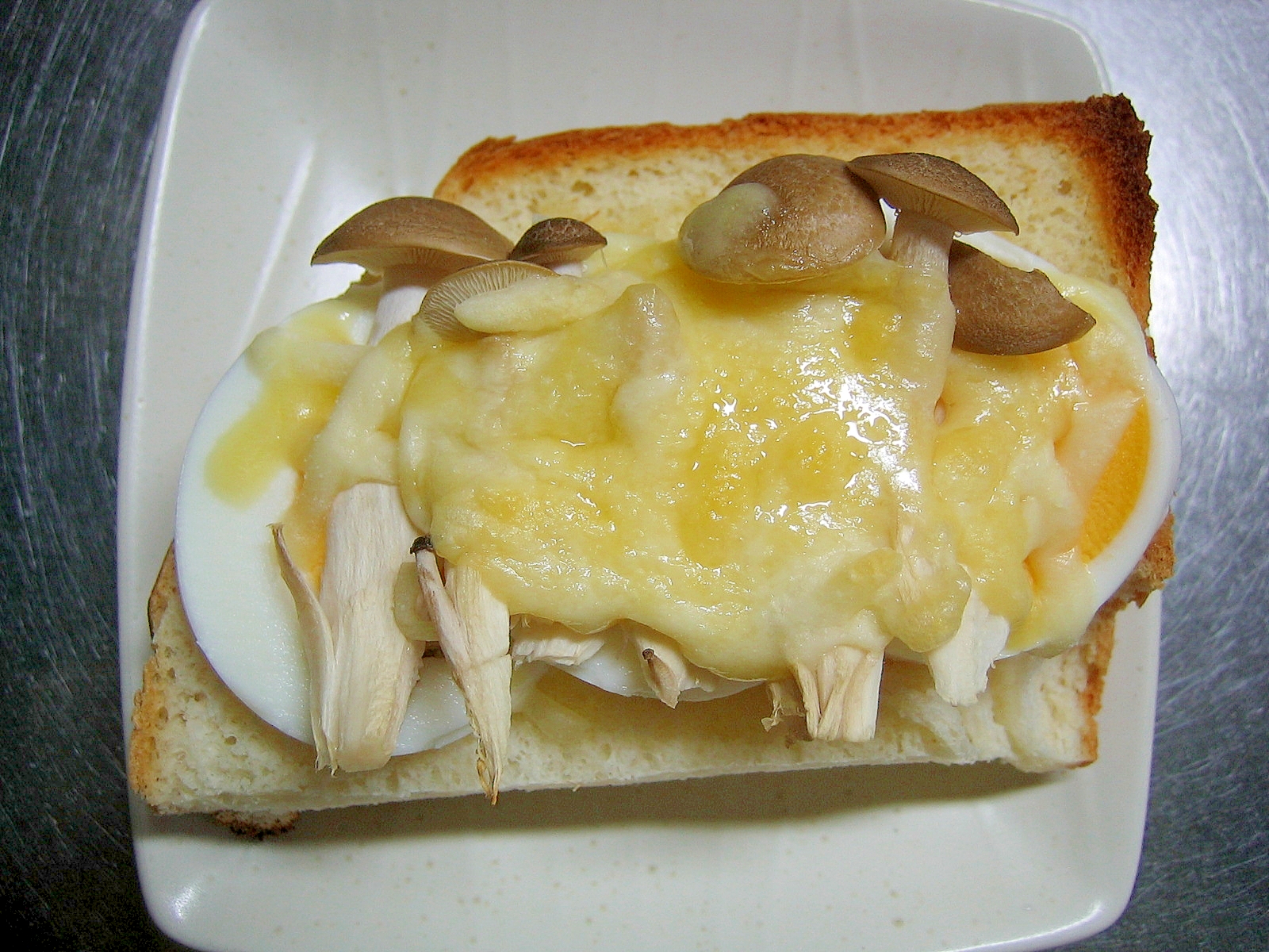 しめじ＆ゆで卵のチーズトースト
