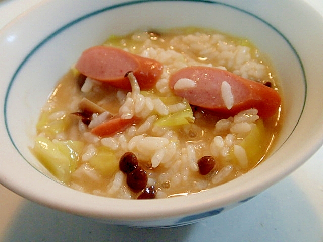 ウインナーとしめじとキャベツの味噌風味雑炊