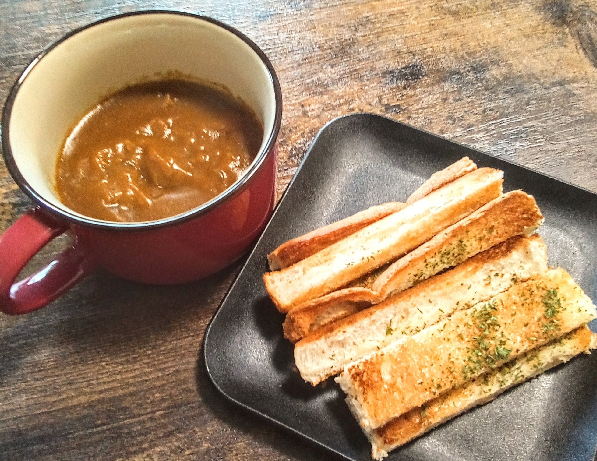 カレーが残ったので、食パンにつけて食べました♪