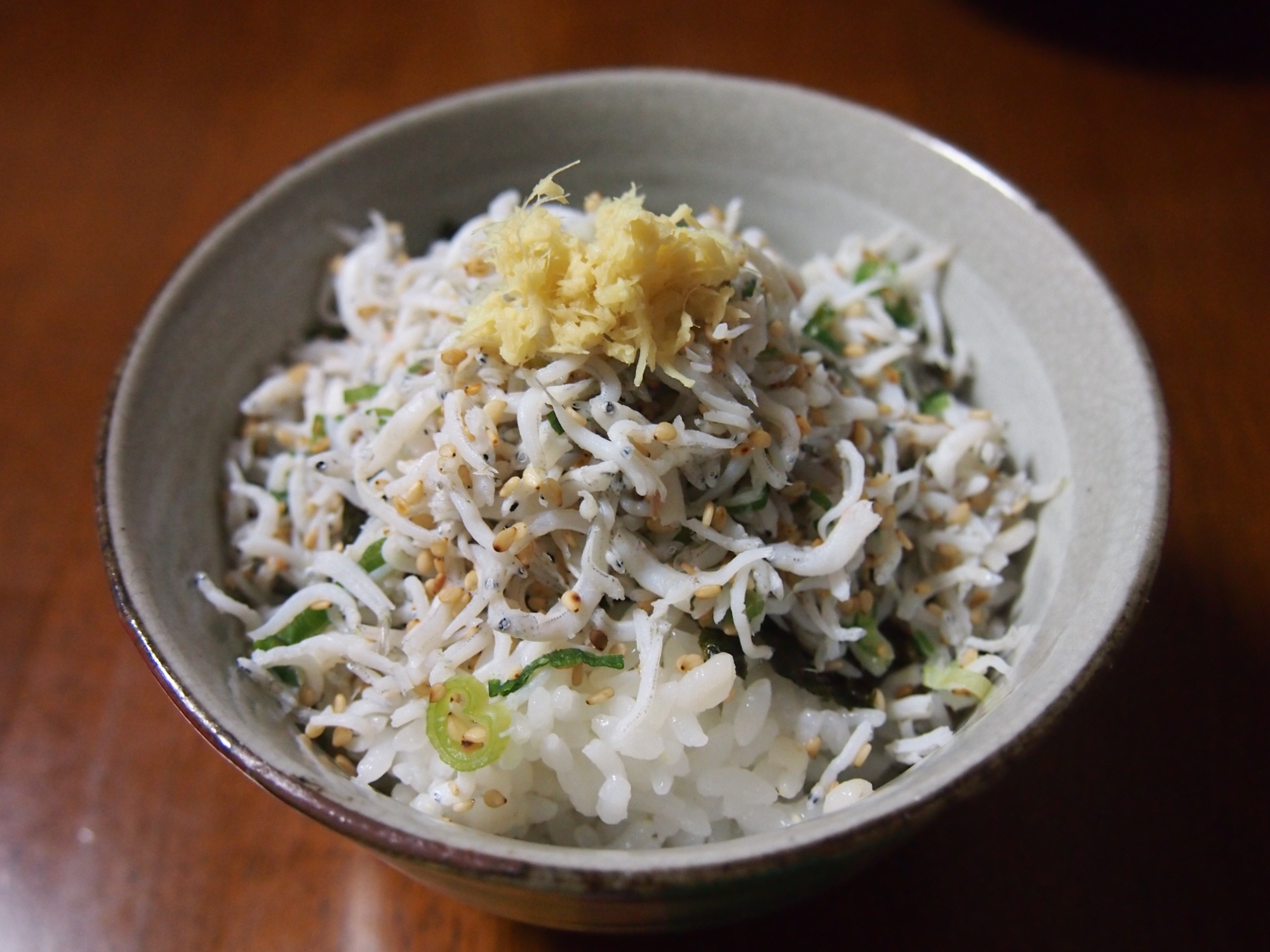 混ぜて・載せて・出すだけ！☆生姜で食べるシラス丼