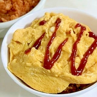 コンビーフと玉ねぎで　オムライス