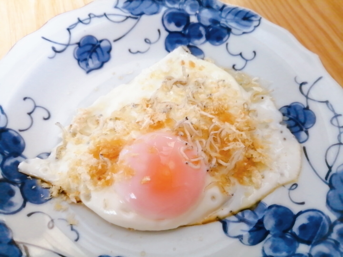 ちりめんじゃことパン粉の目玉焼き