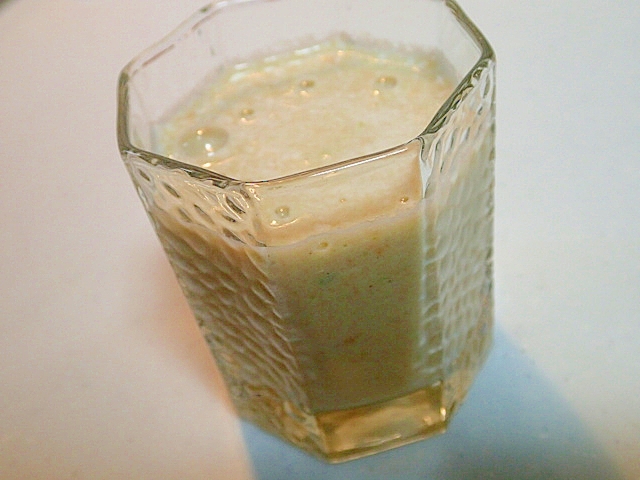 美的に　バナナと人参といんげん豆のミルクジュース