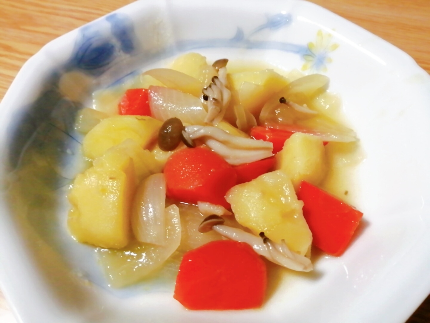 じゃがいもと玉ねぎと人参としめじのコンソメ煮 レシピ 作り方 By はじゃじゃ 楽天レシピ じゃがいもと玉ねぎと人参としめじのコンソメ煮 レシピ 作り方 By はじゃじゃ 楽天レシピ