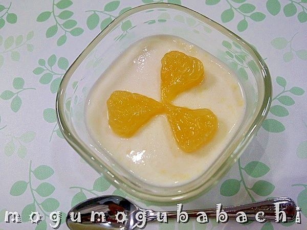 透明な容器に盛り付けられた甘夏のレアチーズケーキ