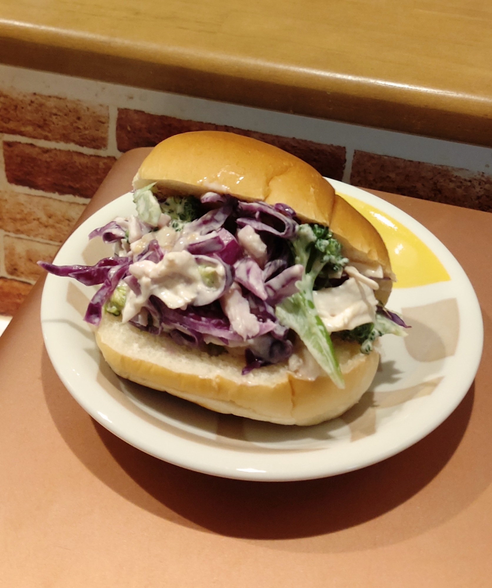 紫キャベツとチキンのサンドイッチ