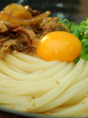 かまたまにさらにボリュームをプラス♪牛肉釜玉うどん