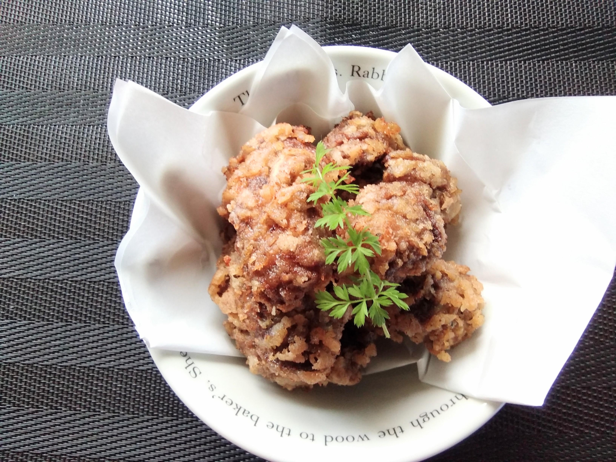 白い皿に盛り付けた鶏ハツのスパイシーから揚げ