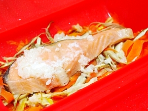 ルクエで簡単！鮭と野菜の塩麹蒸し