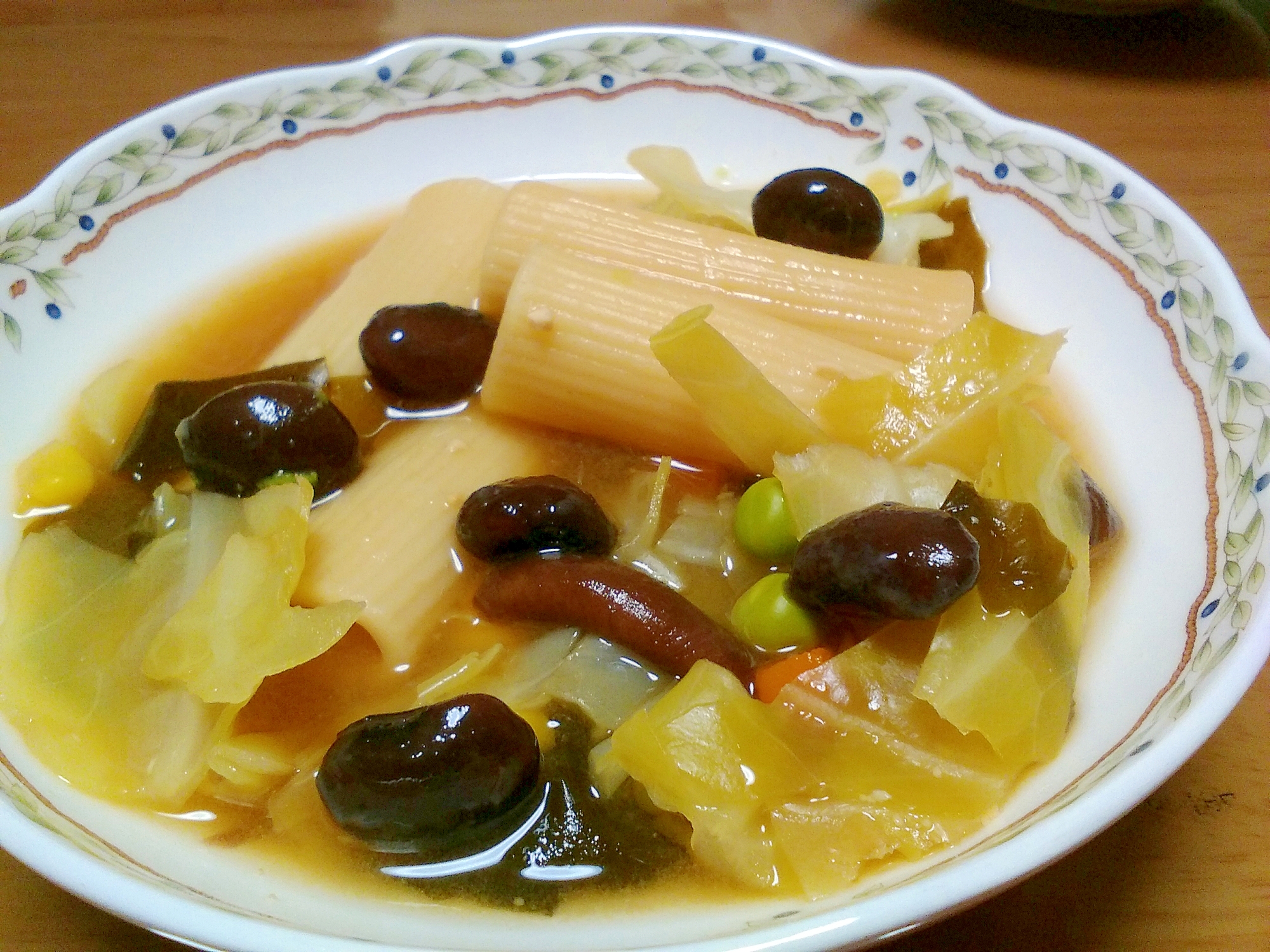 マカロニ入り味噌汁(黒豆、キャベツ入り)