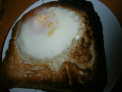 自家製パン使用です。まっすぐ切れなかったので、卵が流れて真ん中じゃなくなってしまいました。空いたところにアボカドを載せて食べましたよ。