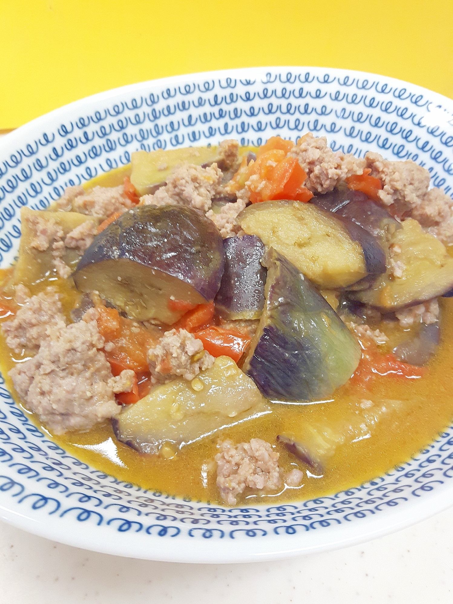 フライパンで簡単(^^)ナスとトマトの肉味噌蒸し♪