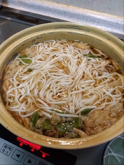 簡単♪冷凍うどんで♪たっぷりえのきと白身土鍋うどん