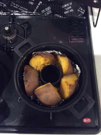 安納芋で作りました。
くっつき防止にアルミ箔を敷いて。
とっても甘い焼き芋になりました。
美味しい！