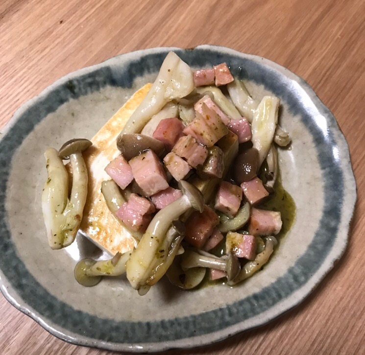 ベーコンとしめじのバジル炒めのせ豆腐ステーキ