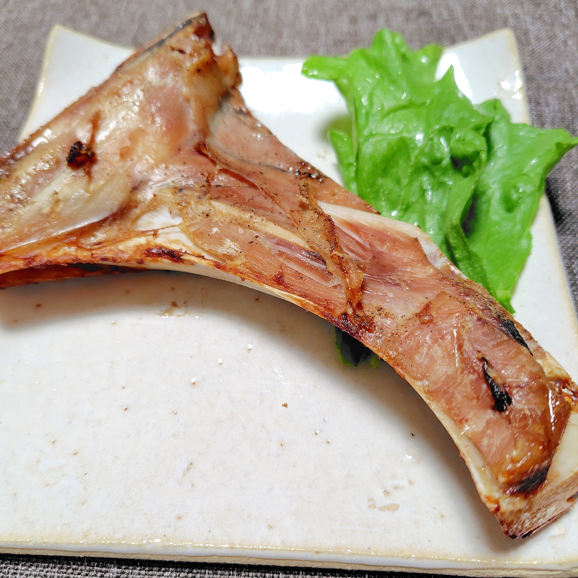 皮パリッ身はしっとり　マグロカマのオーブン塩焼き