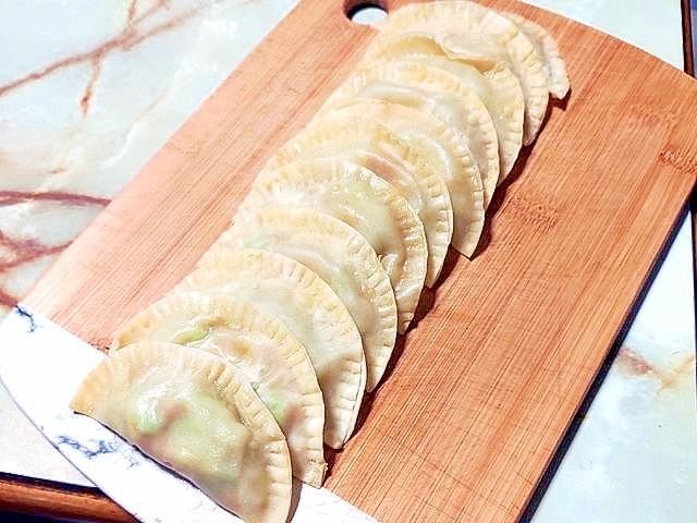 餃子の皮で！アボカドとツナのトースターでパイ♪