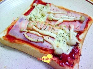 ベーコンとしめじのピザトースト☆