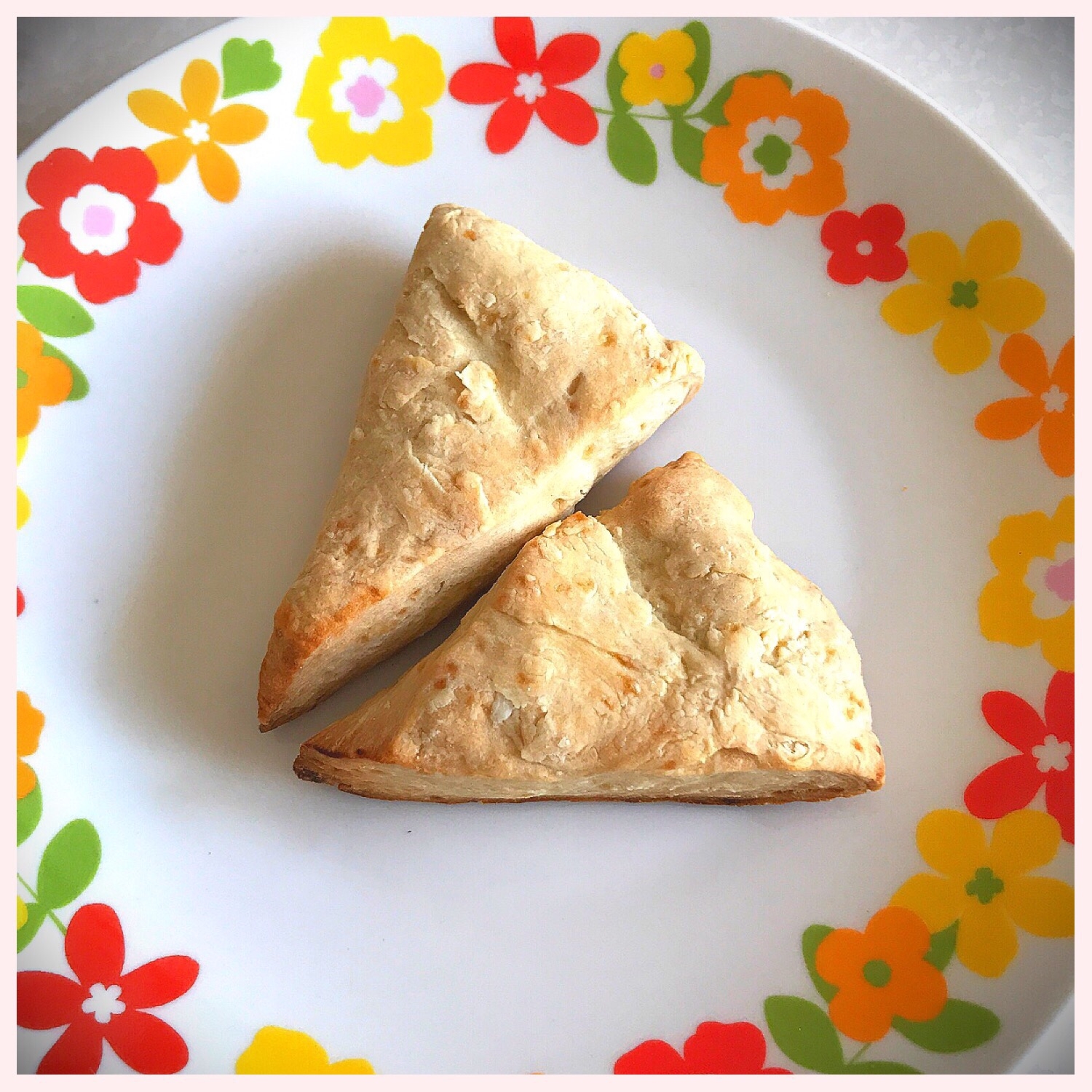 花柄の皿に盛られた豆乳スコーン