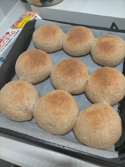 全粒粉入りのパンを作ってみたくて参考にしました！形は丸パンにしましたが美味しかったです！
