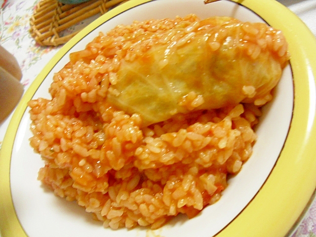 黄色い皿に入ったロールキャベツトマトリゾット