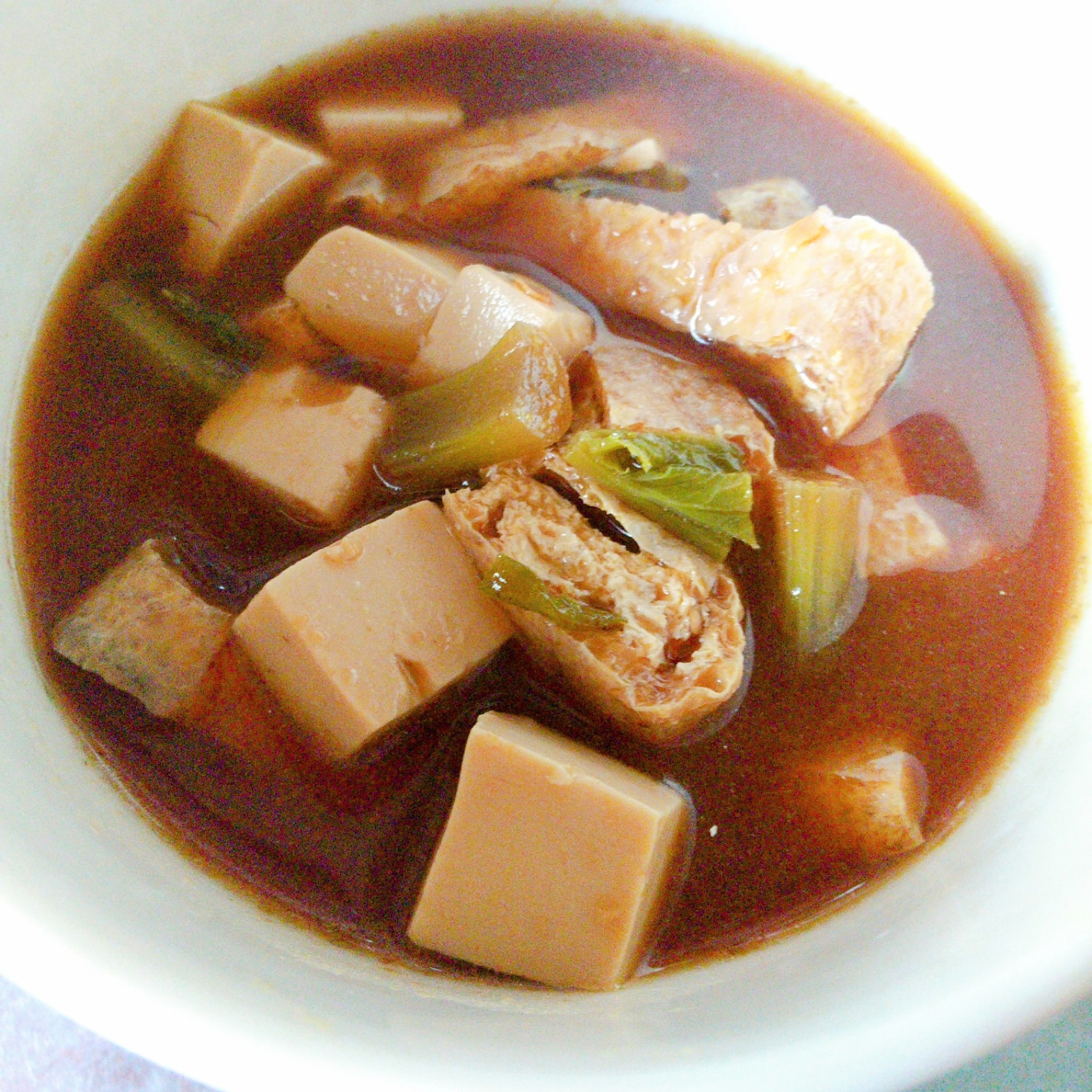大根の葉入り。豆腐と油揚げの味噌汁