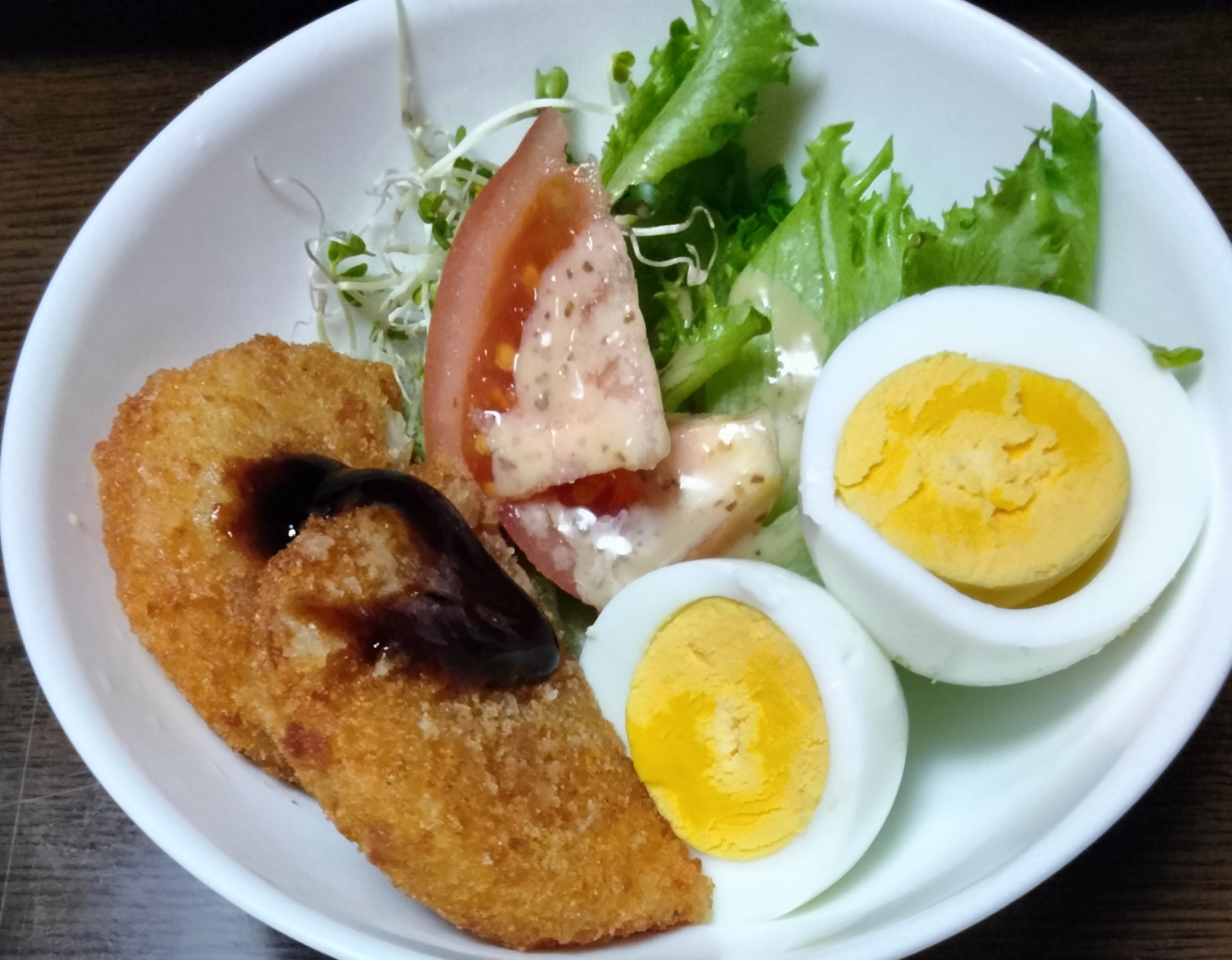 コロッケゆで卵のせた野菜サラダ