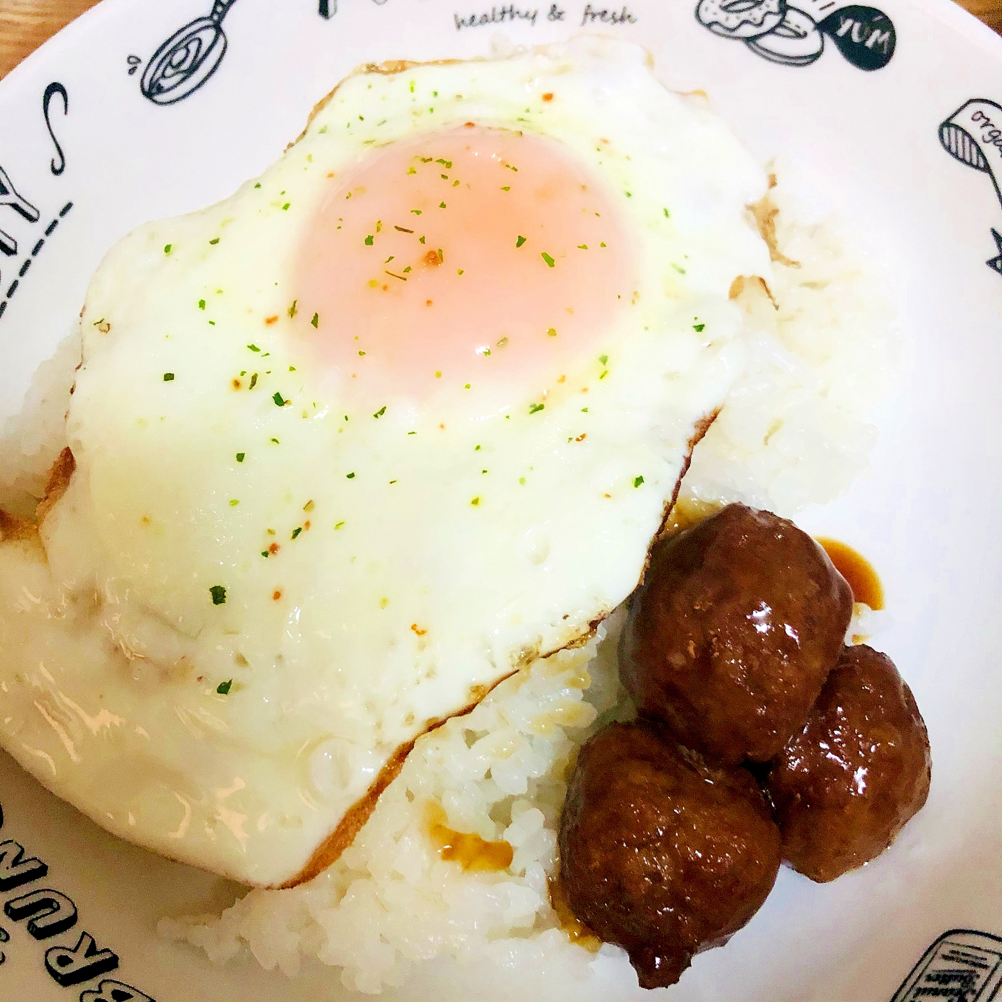 目玉焼きとミートボール