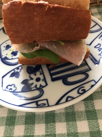 生ハムとベビーリーフのサンドイッチ