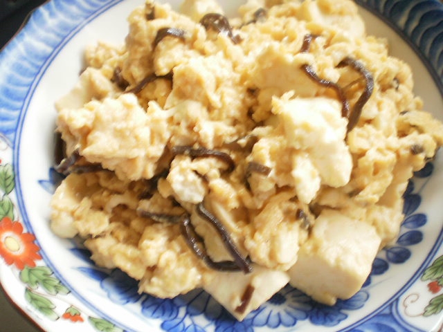 豆腐を加えての炒り卵味つけは塩昆布