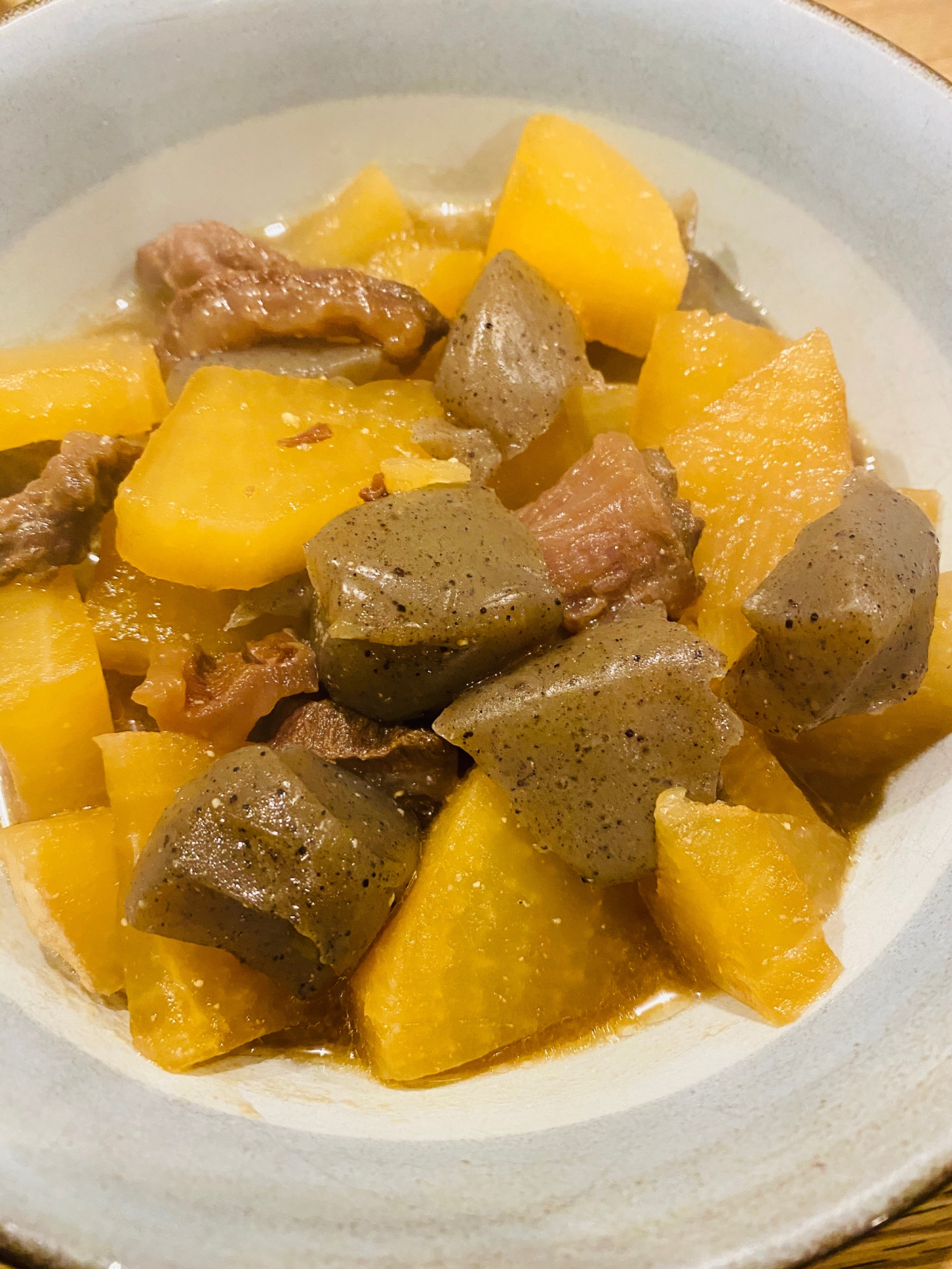 staubで牛すじとこんにゃくと大根の煮物
