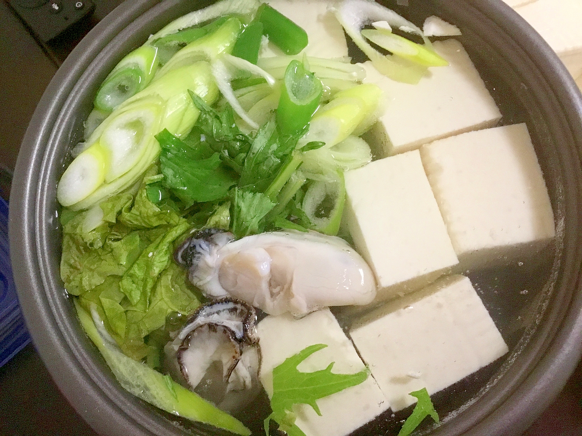 サニーレタスと牡蠣の湯豆腐